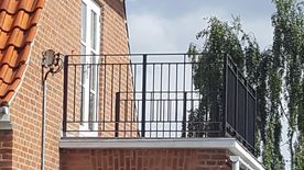 Balkon rækværk model BK-64 fra Smith & Co.