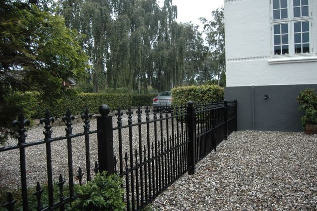 havehegn i smedejern model HE-6, smedejernshegn, jernhegn, gitterhegn